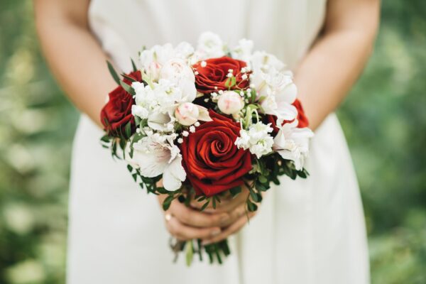 Buchet de mireasă cu trandafiri: cum alegi forma și combinațiile florale