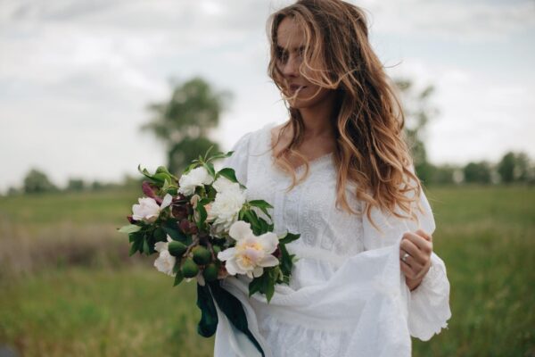 Cum ții buchetul de mireasă în fotografii fără să acoperi detaliile rochiei